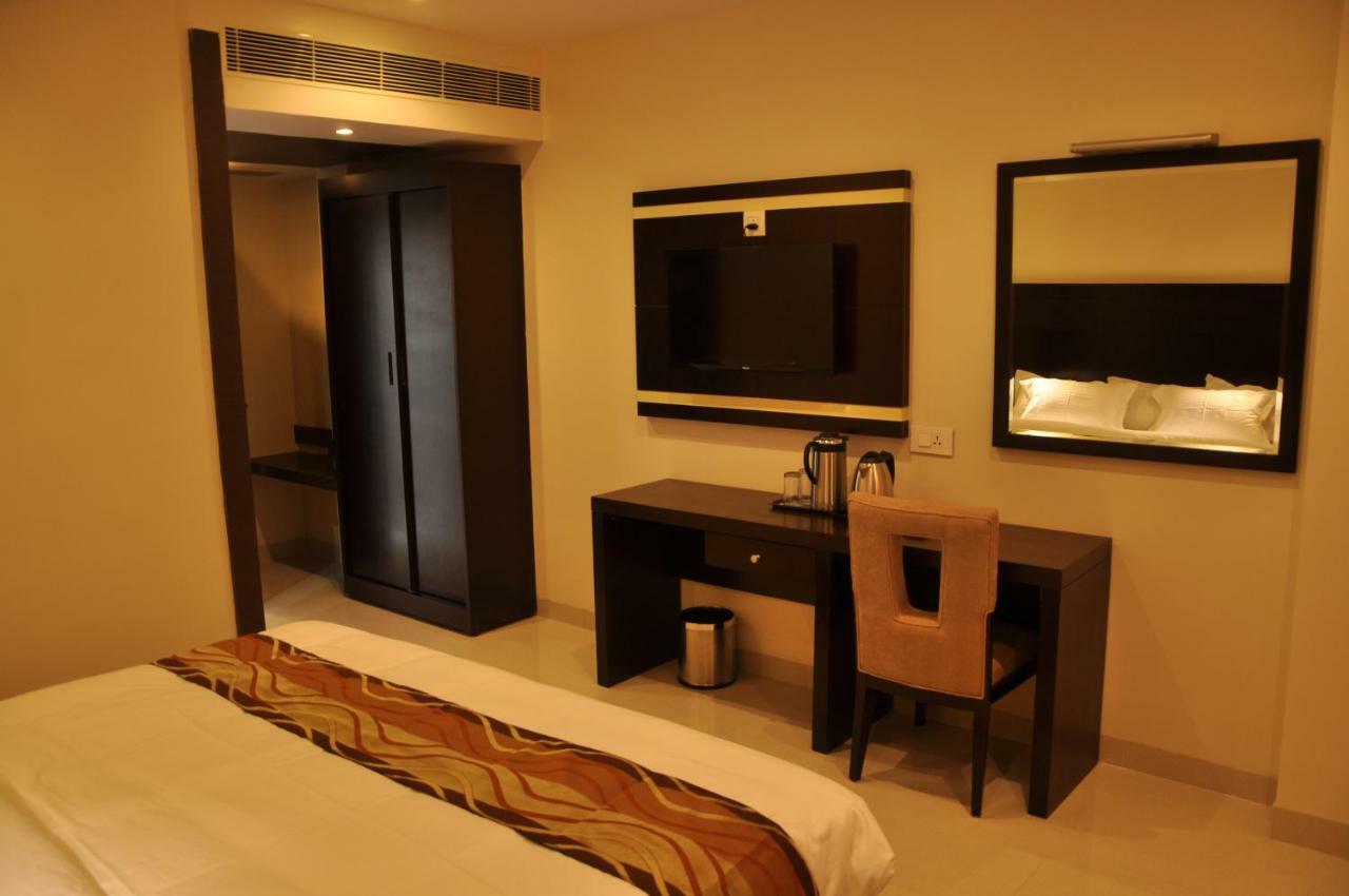 Krishna Residency Hotel วิเจยาวารา ภายนอก รูปภาพ